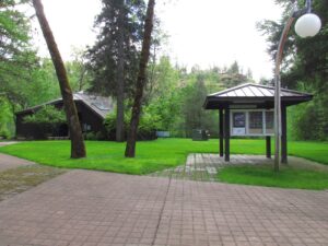 photo of the visitors center and information kiosk at McGregor Park.