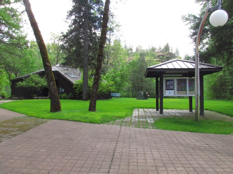 photo of the visitors center and information kiosk at McGregor Park.